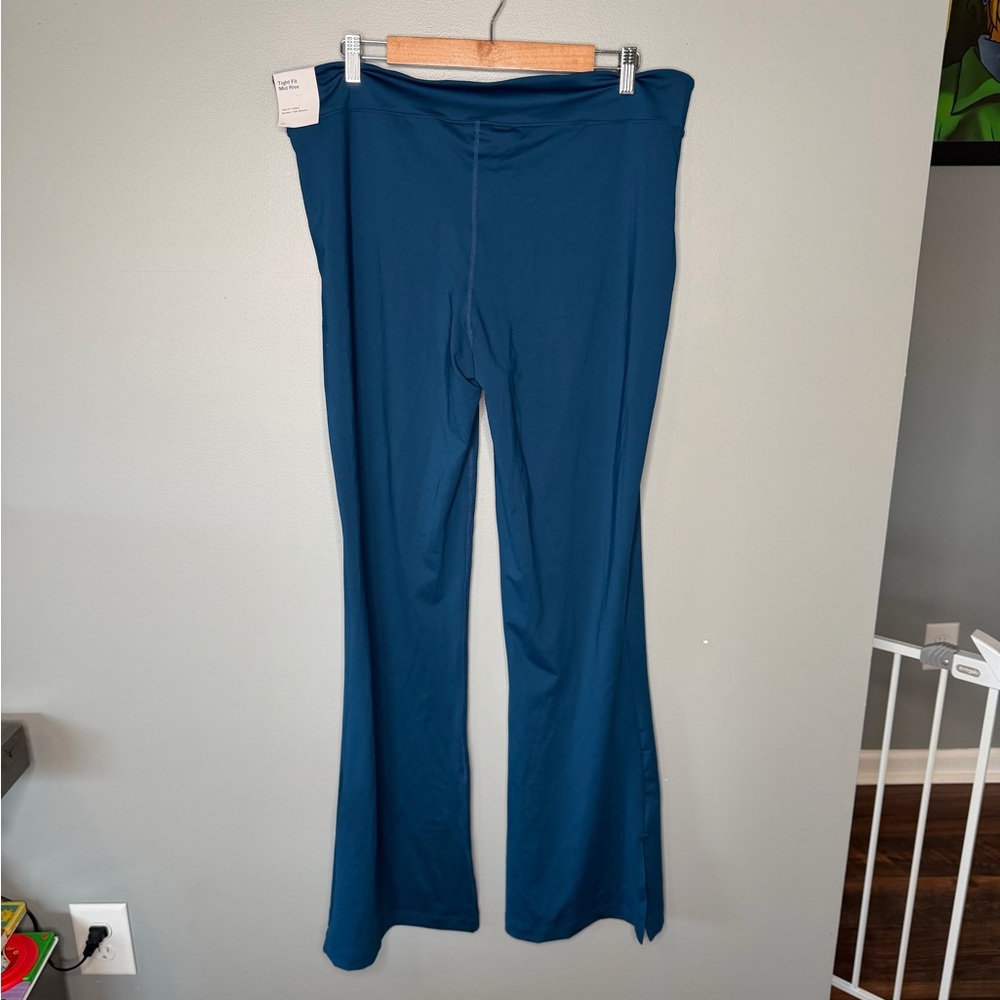 NWT Nike Mid Rise Flare Legging - Picture 3 of 13